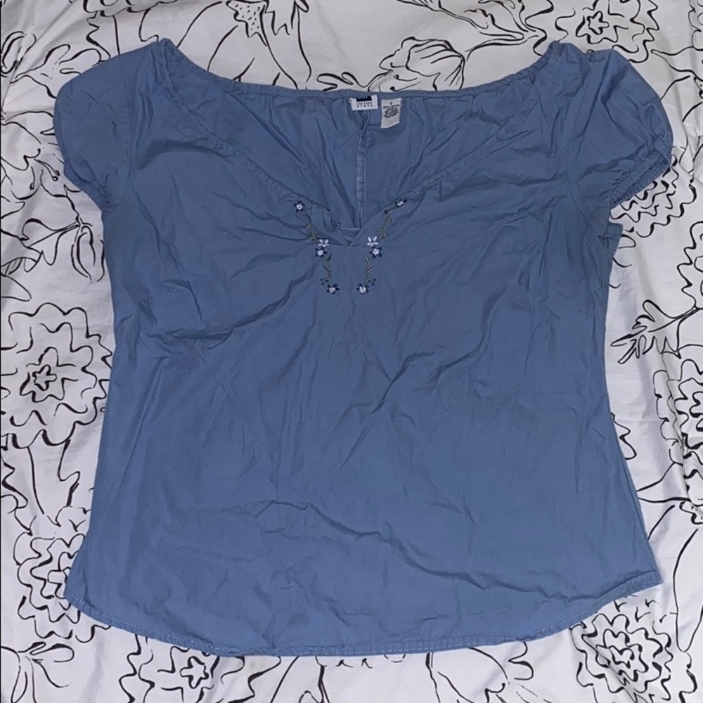 blue short sleeve shirt